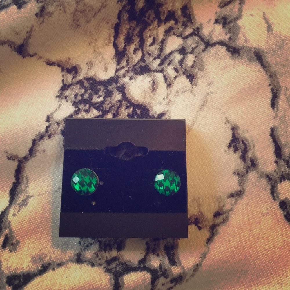 Small green houndstooth earring posts